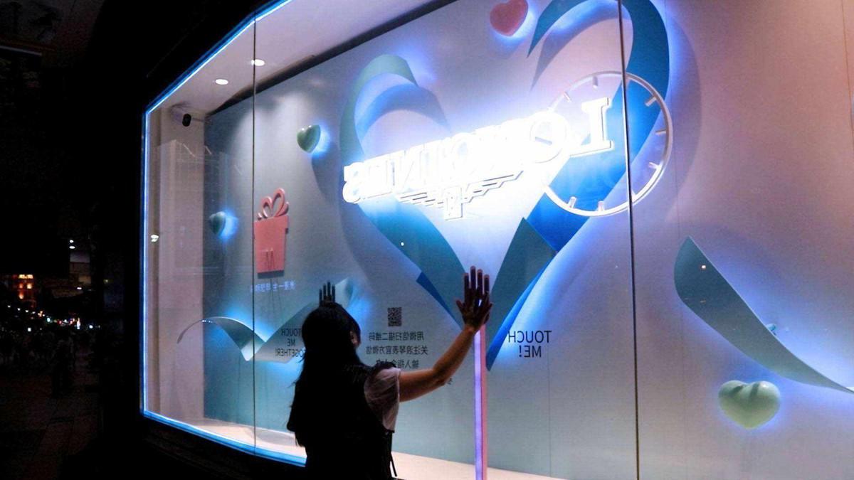 透明液晶屏展示柜設計案例：引領未來產(chǎn)品展示創(chuàng)新