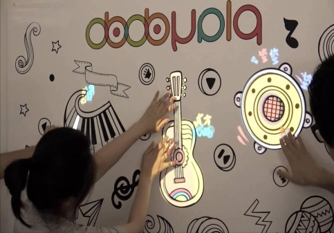 石墨烯互動投影墻：定義未來的交互新境界