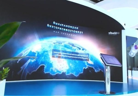 多點(diǎn)觸控與雙屏聯(lián)動(dòng)弧幕：革新互動(dòng)娛樂(lè)