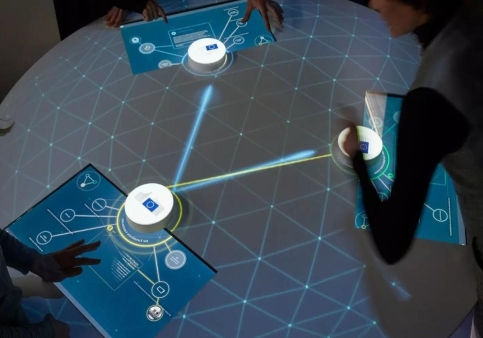 智能展示桌：引領(lǐng)企業(yè)展示的未來(lái)